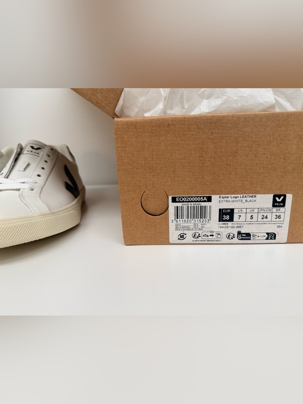 *NEW* VEJA White Leather Sneakers with Black Accent - Size 7 - Picture 9 of 11